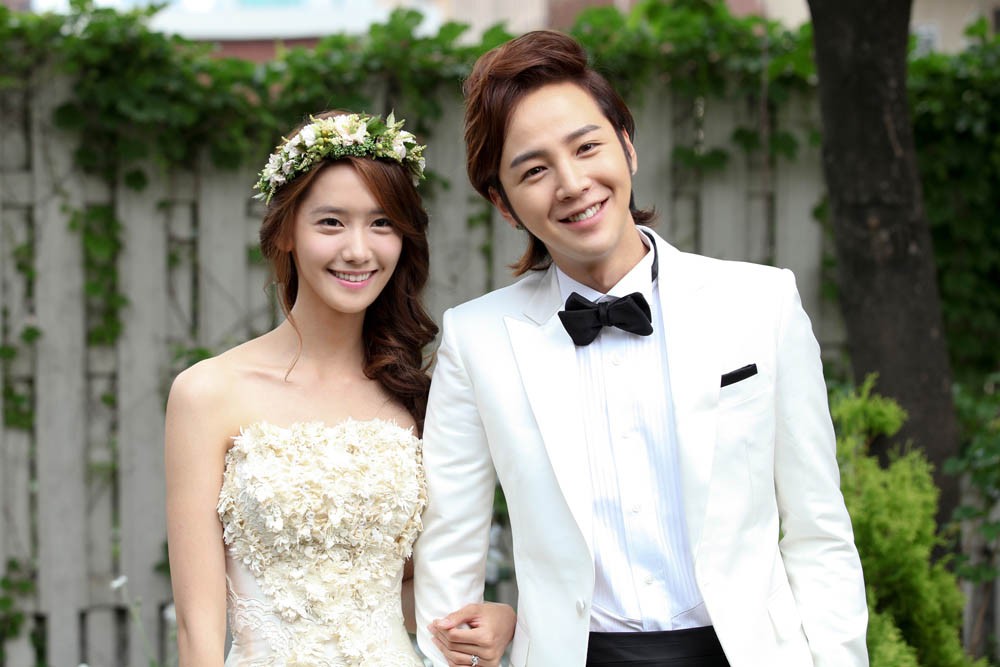 Love rain là dự án được thực hiện bởi đạo diễn seri phim Bốn mùa nổi tiếng Yoon Suk Ho, nhưng bộ phim chỉ thực sự khiến khán giả điên đảo khi cặp đôi diễn viên chính Yoona thành viên SNSD) – Jang Geun Suk được công bố. Nội dung nhẹ nhàng cộng thêm dàn diễn viên đẹp như tranh khiến dân nghiền phim không khỏi “đổ rạp”.